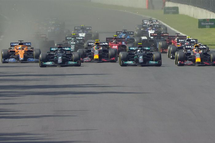 Max Verstappen (kanan) mendapat ruang kosong untuk menyusul Valtteri Bottas di sisi kanannya saat start F1 Meksiko 2021