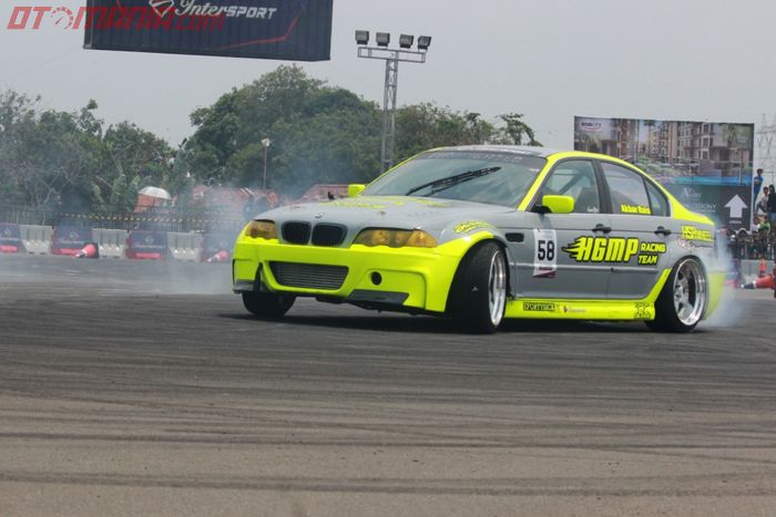 Aksi salah satu drifter dalam ajang Intersport World Stage Qualifier putaran 3