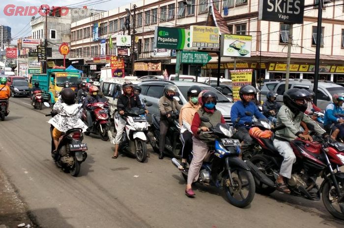 Sedikit kemacetan di Jalan K.H. Hasyim Ashari Ciledug.
