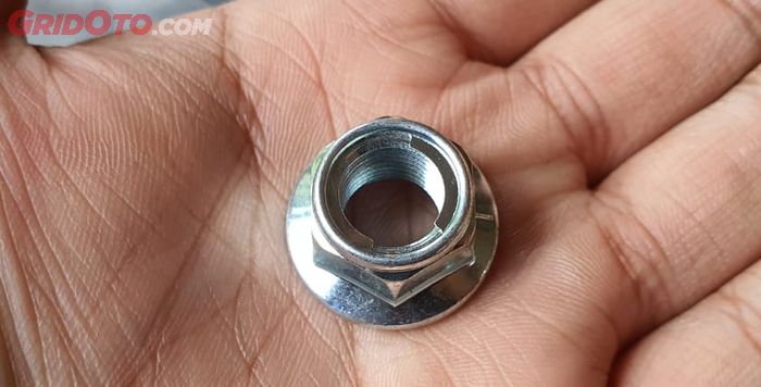 mur as roda V-Ixion lebih tebal dan ada kuku penguncinya bisa buat mur pulley depan Yamaha NMAX generasi pertama