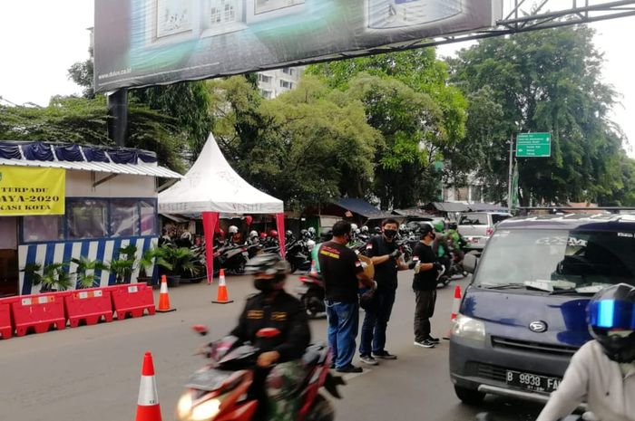 Karyawan Suzuki 2W dan Bandit Community Indonesia Bagikan Masker di Jalan