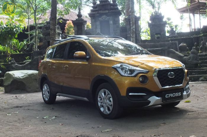 Bumper depan Datsun Cross lebih kekar dengan panel hitam dan silver