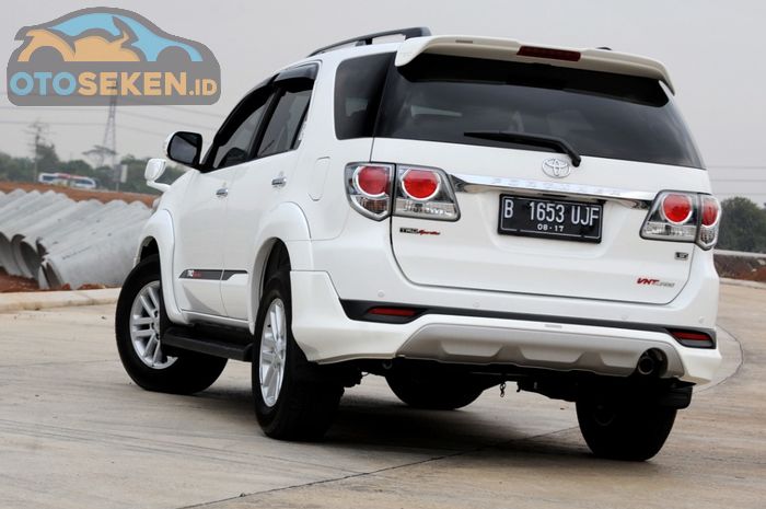 Ilustrasi Toyota Fortuner generasi pertama