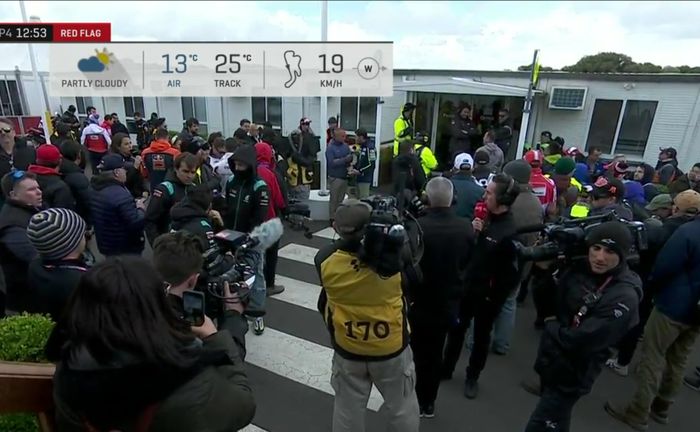 Para media menunggu meeting safety comission dan para pembalap usai red flag FP4 MotoGP Australia 2019