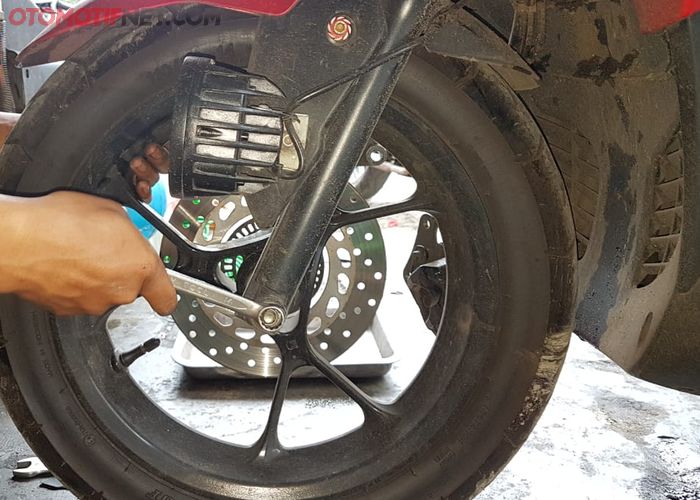 Obat Sok Depan Yamaha Aerox Mentok Biker Bobot Besar Gak Masalah Gridoto Com Obat Sok Depan Yamaha Aerox Mentok Biker Bobot Besar Gak Masalah Gridoto Com