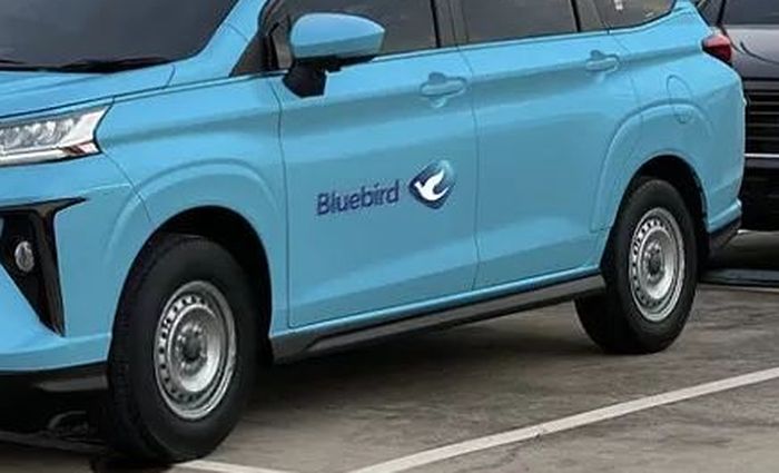 All New Toyota Veloz kena iseng dijadikan armada taksi Bluebird