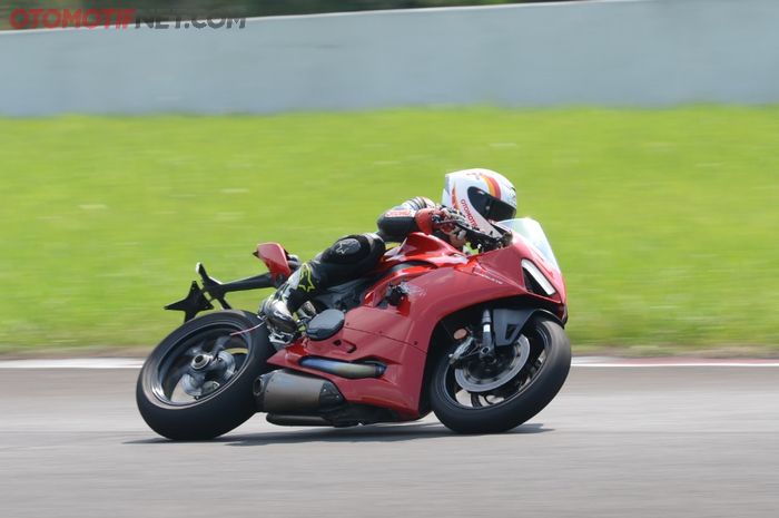 Ducati Panigale V2 dibekali mesin 955 cc twin cylinder dengan tenaga maksimal 155 dk
