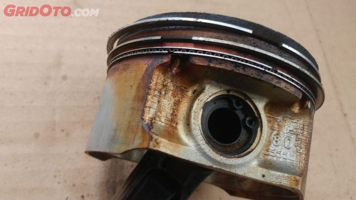 permukaan kepala piston ditumpuki kerak karbon