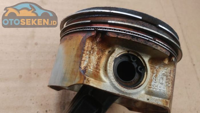 permukaan kepala piston ditumpuki kerak karbon