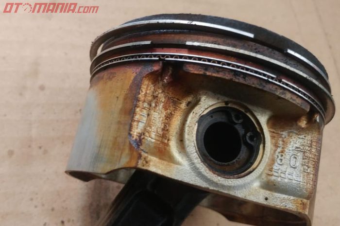 permukaan kepala piston ditumpuki kerak karbon