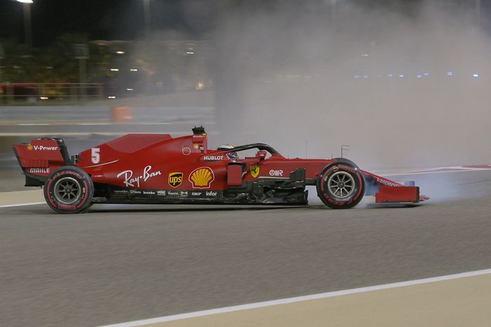 Saat FP2 berjalan 30 menit, Sebastian Vettel kembali kelihangan kendali mobilnya dan melintir di tikungan ke-6