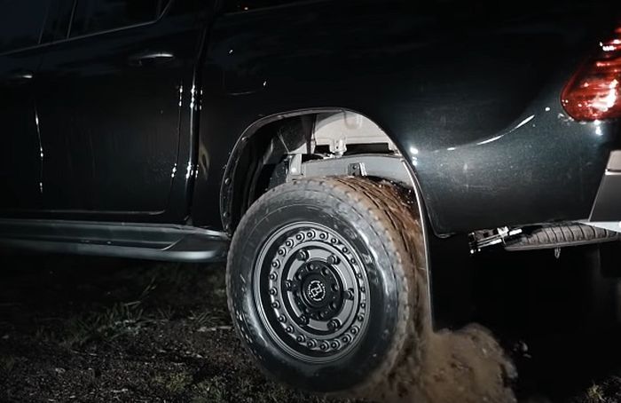 Modifikasi Toyota Hilux pasang pelek Black Rhino Armory  dan ban Toyo Open Country 