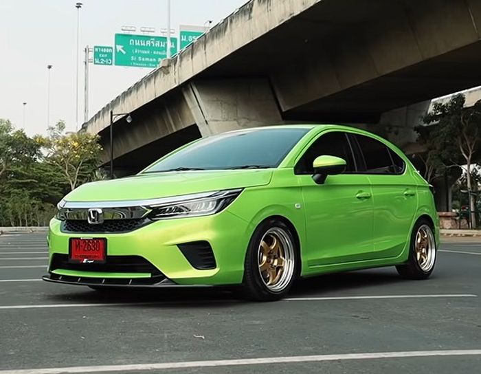 Warna hijau Lamborghini membalut seluruh bodi modifikasi Honda City Hatchback