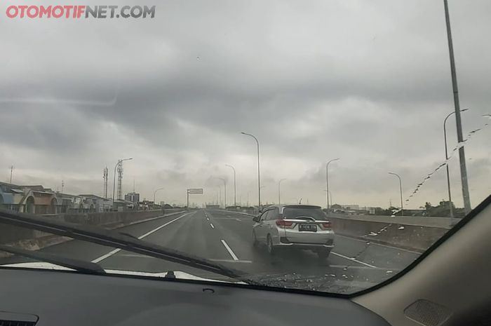 fitur mobil yang bermanfaat saat hujan deras di jalan