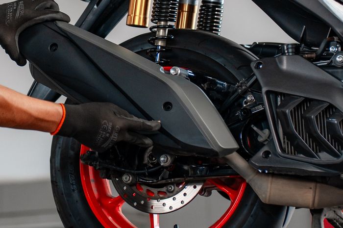 Ada komponen yang lebih mahal dari emas di knalpot motor !