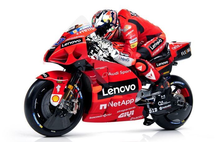 Jack Miller dengan motor MotoGP 2021 tim Ducati yang kini memiliki sponsor utama Lenovo