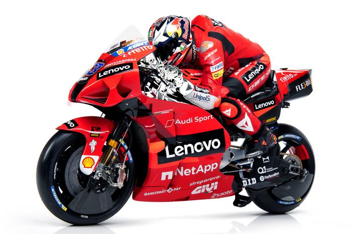 Jack Miller dengan motor MotoGP 2021 tim Ducati yang kini memiliki sponsor utama Lenovo