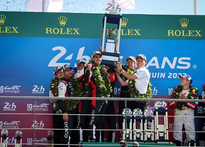 Sebastien Buemi (mengepalkan tangan) saat merayakan kemenangan di kelas Hypercar balap ketahanan Le Mans 24 Jam 2022