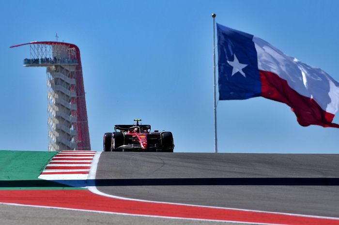 Carlos Sainz membuka F1 Amerika 2022 dengan jadi pembalap tercepat pada sesi FP1