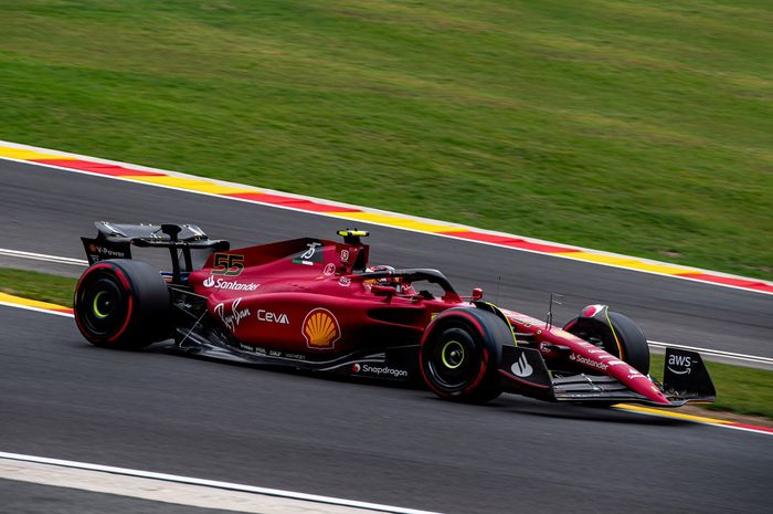 Carlos Sainz berhasil meraih pole position di hasil kualifikasi F1 Belgia 2022, meskipun Max Verstappen lah yang menjadi pembalap tercepat