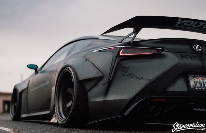 Tampilan belakang Lexus LC500 sentuhan Libety Walk