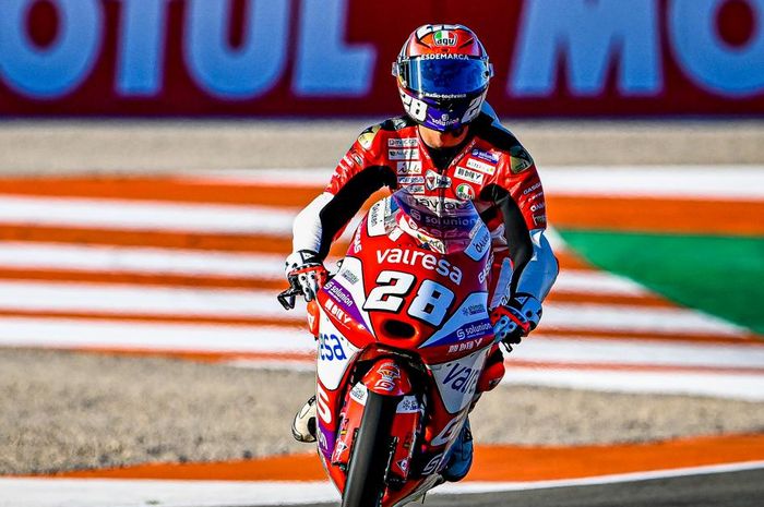 Izan Guevara amankan pole position, Mario Aji start dari posisi ini di hasil kualifikasi Moto3 Valencia 2022