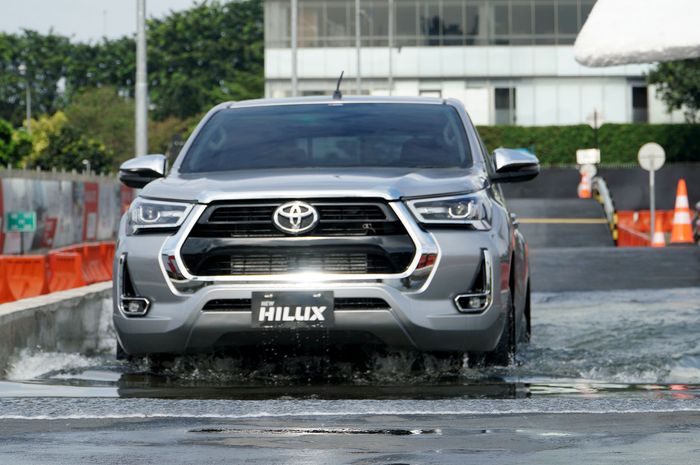 Toyota Hilux tipe V, varian flagship yang punya banyak fitur