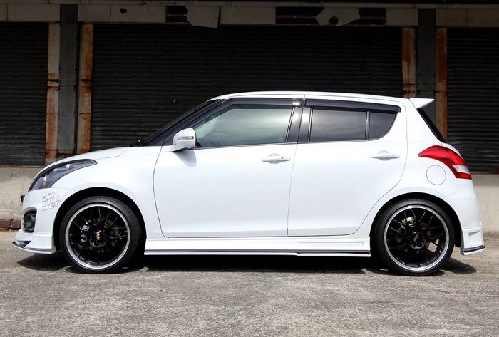 Modifikasi Suzuki Swift lama ditopang airsus dan pasang pelek BBS 18 inci