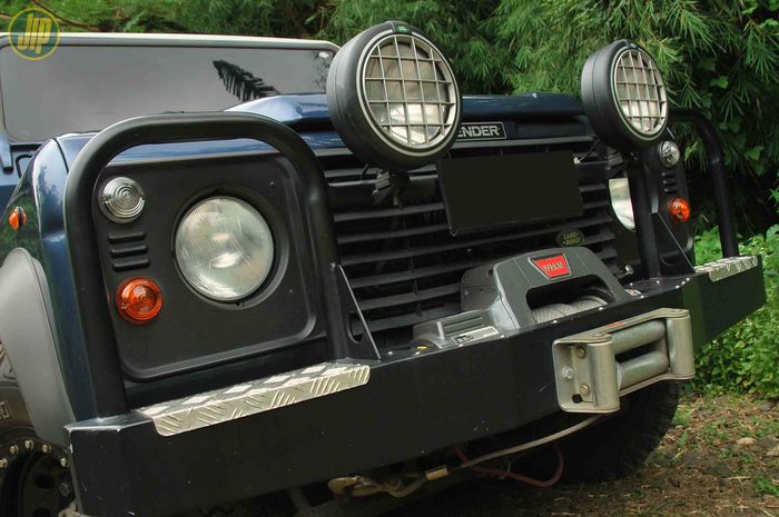 Bemper orisinal Land Rover digantikan dengan bullbar yang dilengkapi dengan winch warn 9.5Ti dan lampu tembak aksesoris OEM Land Rover. 