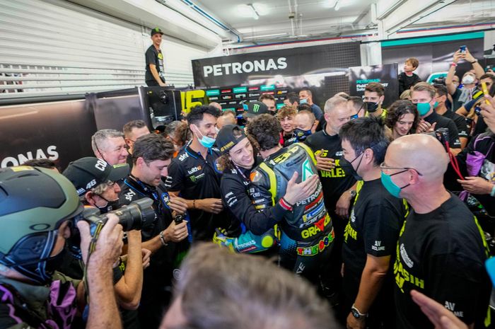 Selain di motor YZR-M1, tulisan berbahasa Indonesia juga terlihat ada di baju para kru Valentino Rossi