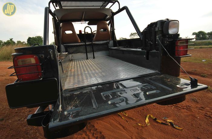 Selain dipanjangkan dimensinya, bagian lantai bak Jeep CJ-6 ini dilapisi dengan plat bordes. 