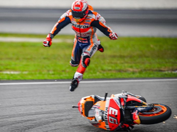 Terjatuh di sesi kualifikasi MotoGP Malaysia, Marc Marquez mengatakan kalau sebenarnya dirinya tak berniar mengikuti Fabio Quartararo