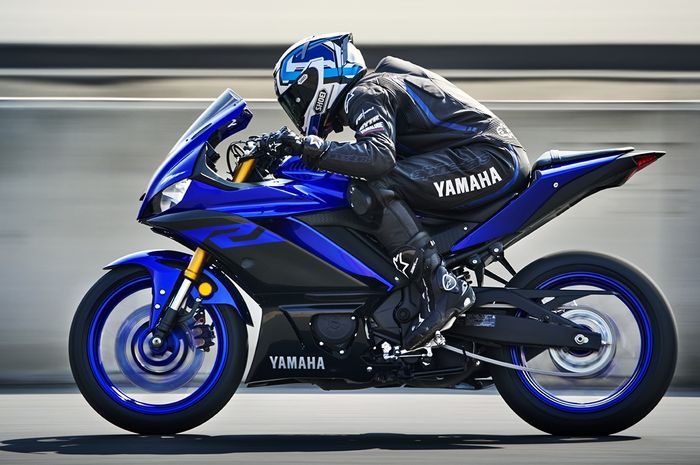 Yamaha R25 punya riding position lebih menunduk