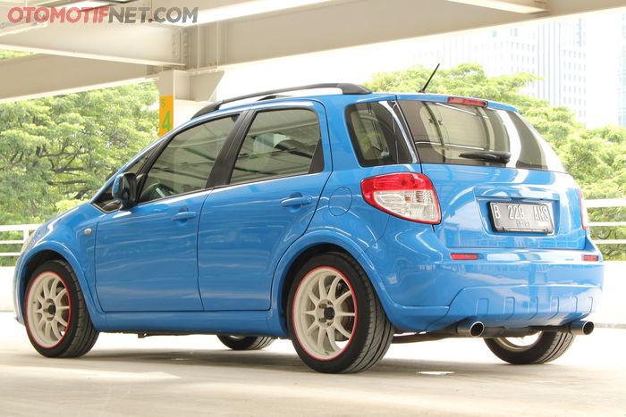 Suzuki SX4 Repaint cat warna khusus, jadi satu-satunya 