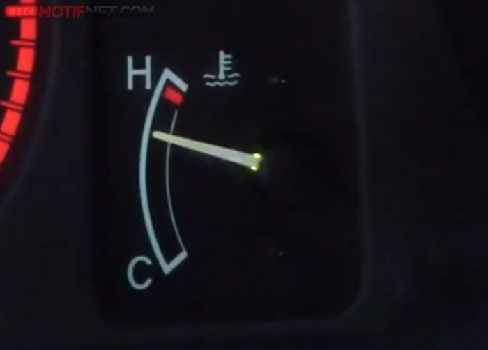 Indikator mesin mobil overheat 