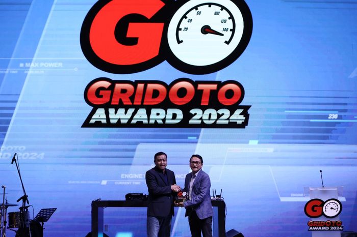 Sutarya, Direktur Marketing, PT Yamaha Indonesia Motor Manufacturing (YIMM) menerima penghargaan Motorcycle of The Year dari GridOto Award 2024