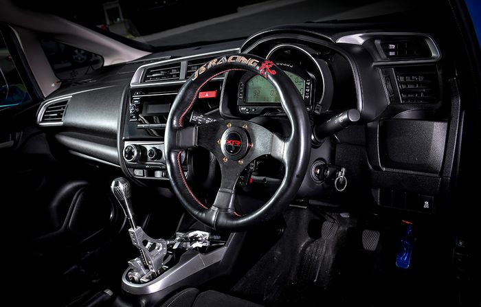 Tampilan kabin modifikasi Honda Jazz GK5 street racing