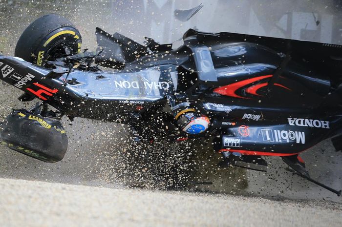 Pembalap tim Mclaren, Fernando Alonso mengalami kecelakaan mengerikan pada GP Australia 2016