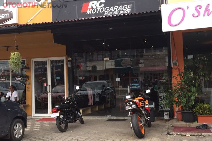 RC Motogarage buka cabang di Jakarta berlokasi di Jl. Benda Kemang menyediakan banyak apparel dan riding gear buat bikers