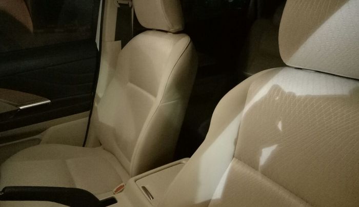 Tak ada arm rest, konsol tengah terasa terlalu rendah