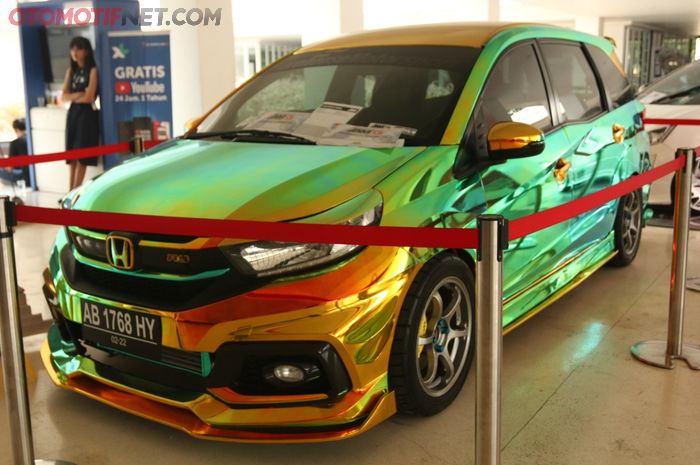 Honda Mobilio Silau Efek Emas Keluar Dari Stiker Holographic