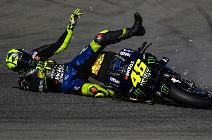 Valentino Rossi mengaku kesulitan mendapat daya cengkram ban yang maksimal usai terjatuh dua kali di hari pertama MotoGP Valencia 2019