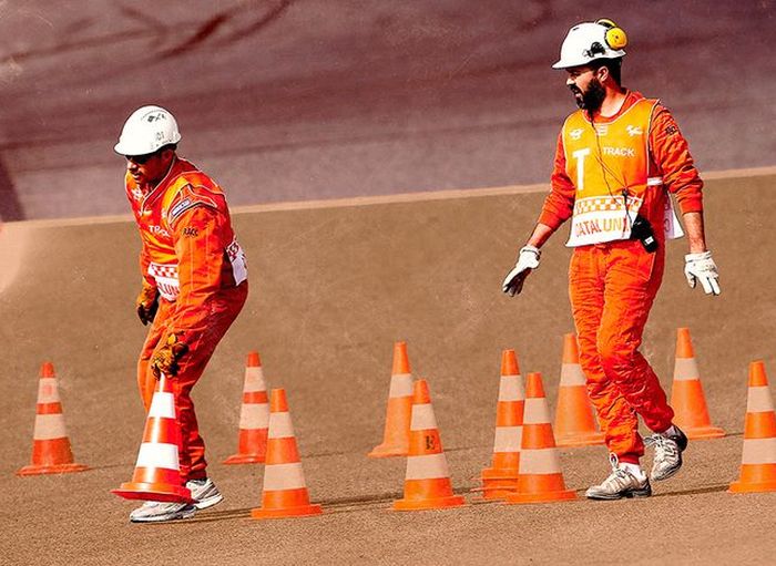 Stewards tidak hanya berada di trek untuk mengawasi jalannya balapan dan mencatat pelanggaran aturan