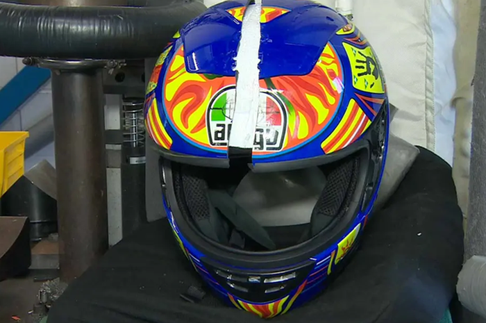 Helm AGV palsu pecah setelah dites