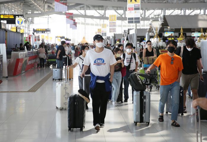 Penumpang di bandara Suvarnabhumi, Thailand menggunakan makser wajah, mencegah tertularnya virus Corona