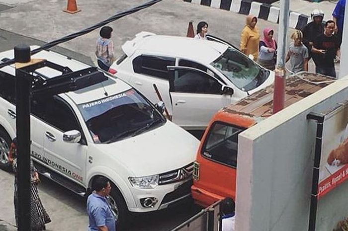Mitsubishi Pajero Sport dan Datsun Go disosor angkot rem blong di dalam pom bensin