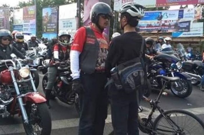 Komunitas Harley-Davidson saat dihadang pengendara sepeda di Jogja