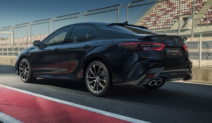 Tampilan belakang Toyota Camry yang didesain lebih agresif