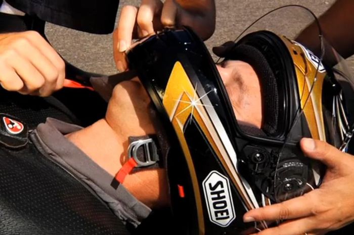 Proses melepaskan helm yang dibantu EQRS