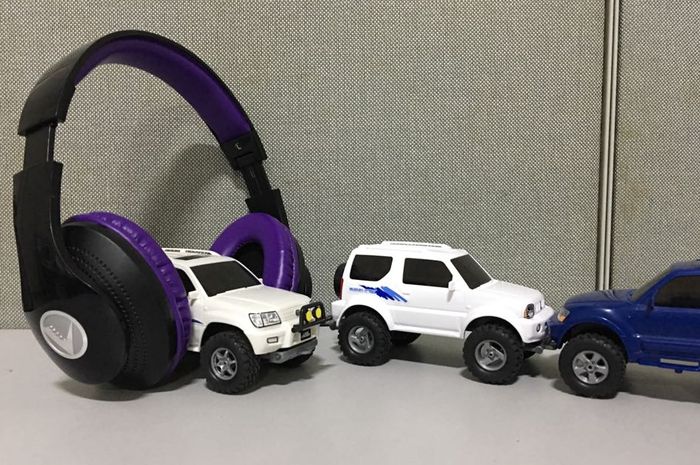 Ilustrasi mendengarkan musik di mobil